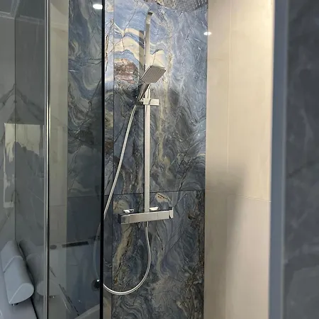 Spacious And Modern Loft With Balneo Space Lägenhet *